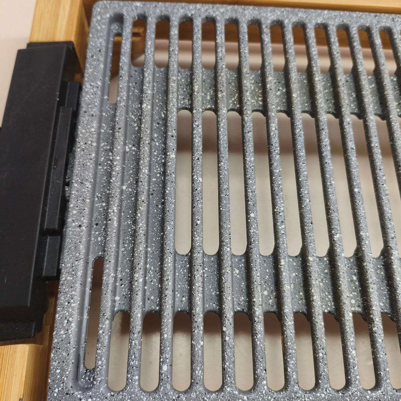 Cecotec Tasty&Grill 2000: plancha eléctrica de 2000 W con estructura de bambú