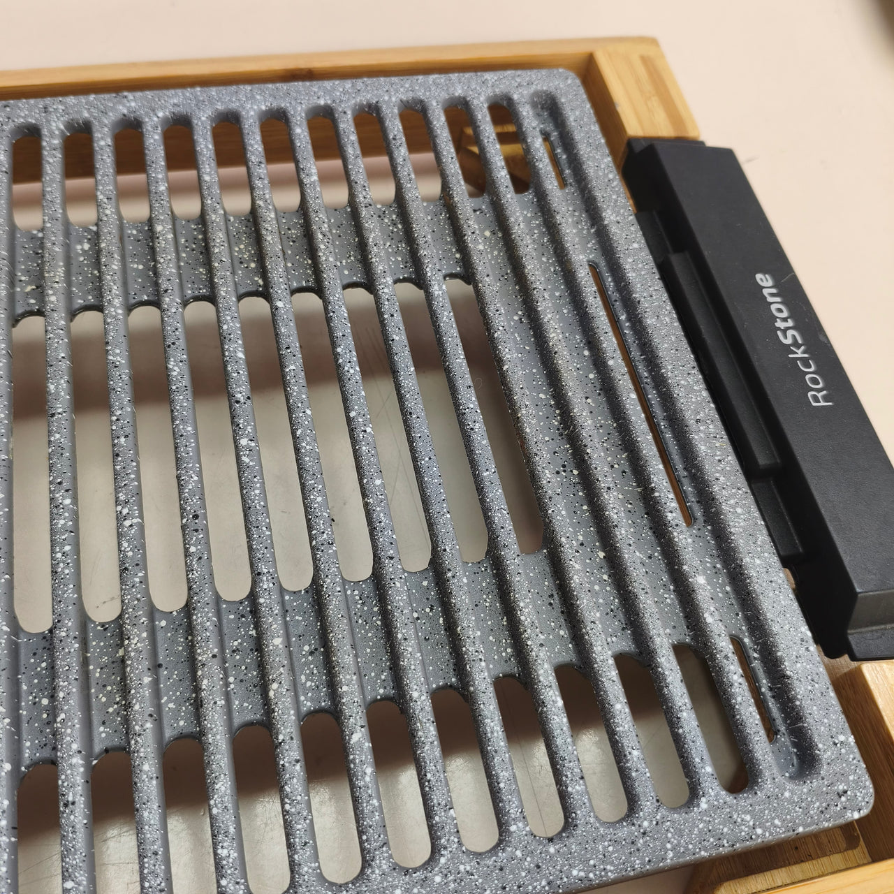 Cecotec Tasty&Grill 2000: plancha eléctrica de 2000 W con estructura de bambú