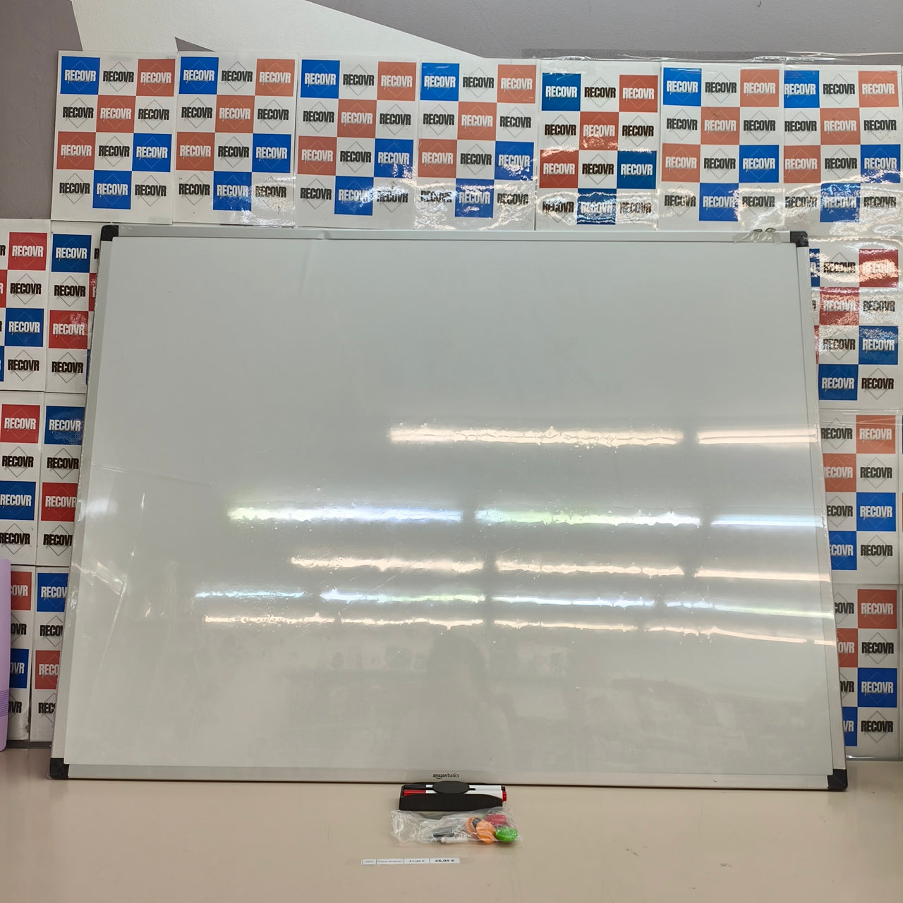 Amazon Basics: pizarra blanca magnética con marco de aluminio, 120 x 90 cm