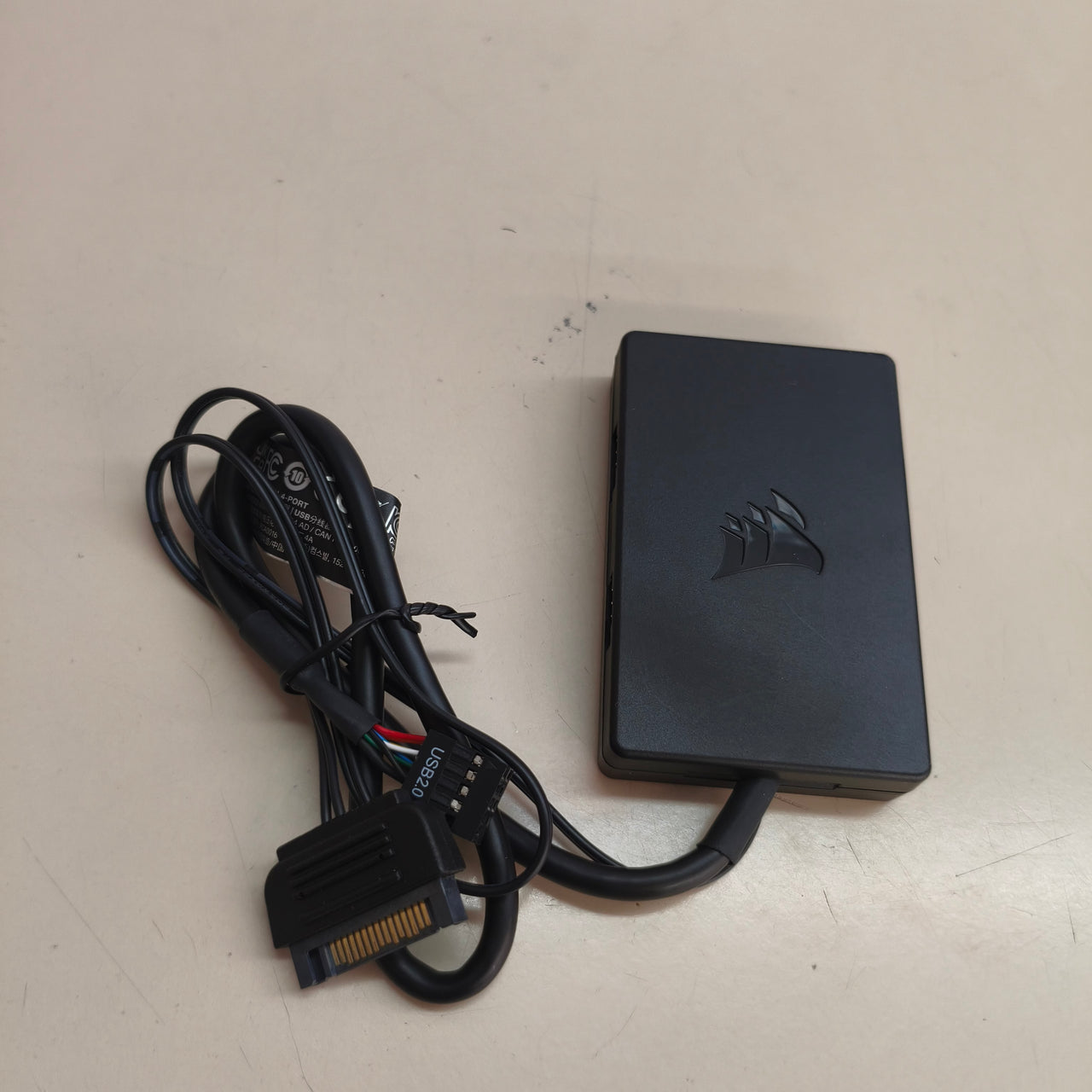 Corsair: concentrador interno USB 2.0 de 4 puertos con instalación magnética