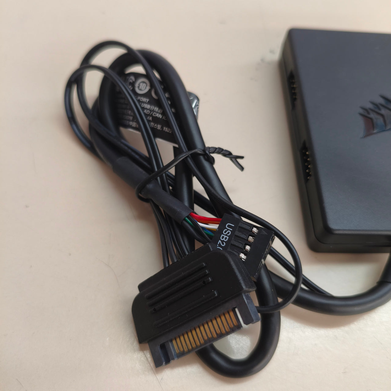 Corsair: concentrador interno USB 2.0 de 4 puertos con instalación magnética