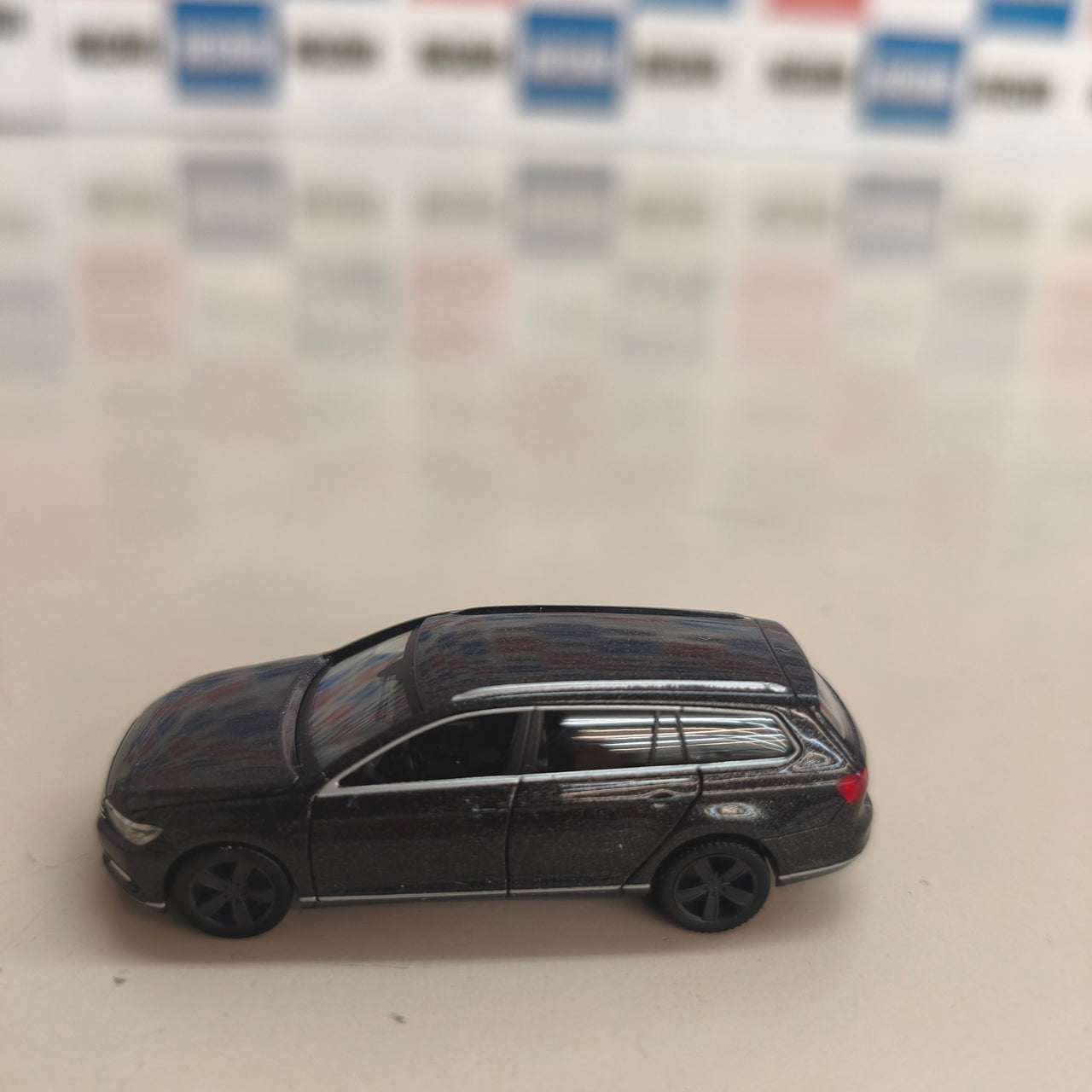 Herpa: coche en miniatura VW Passat Variant a escala 1:87, pieza de colección