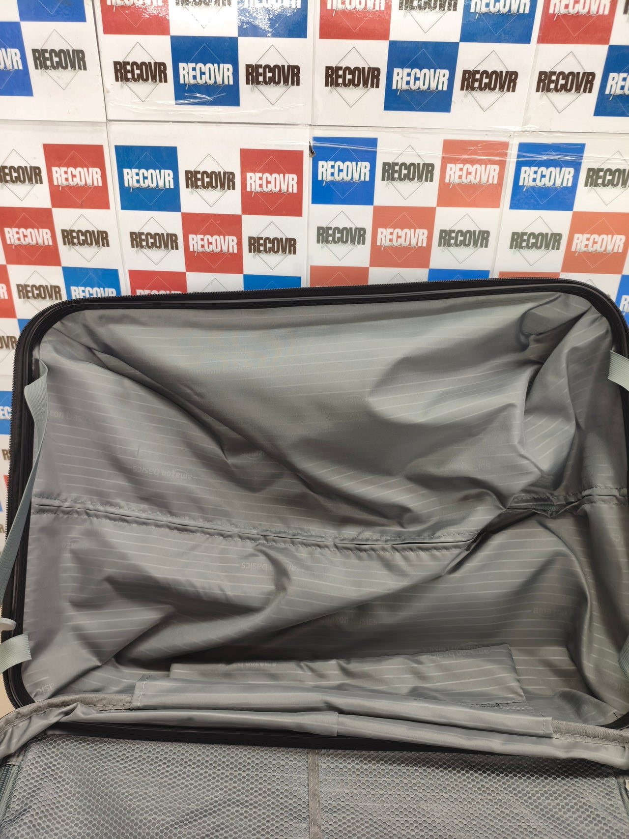 Maleta de viaje rígida de 68 cm.