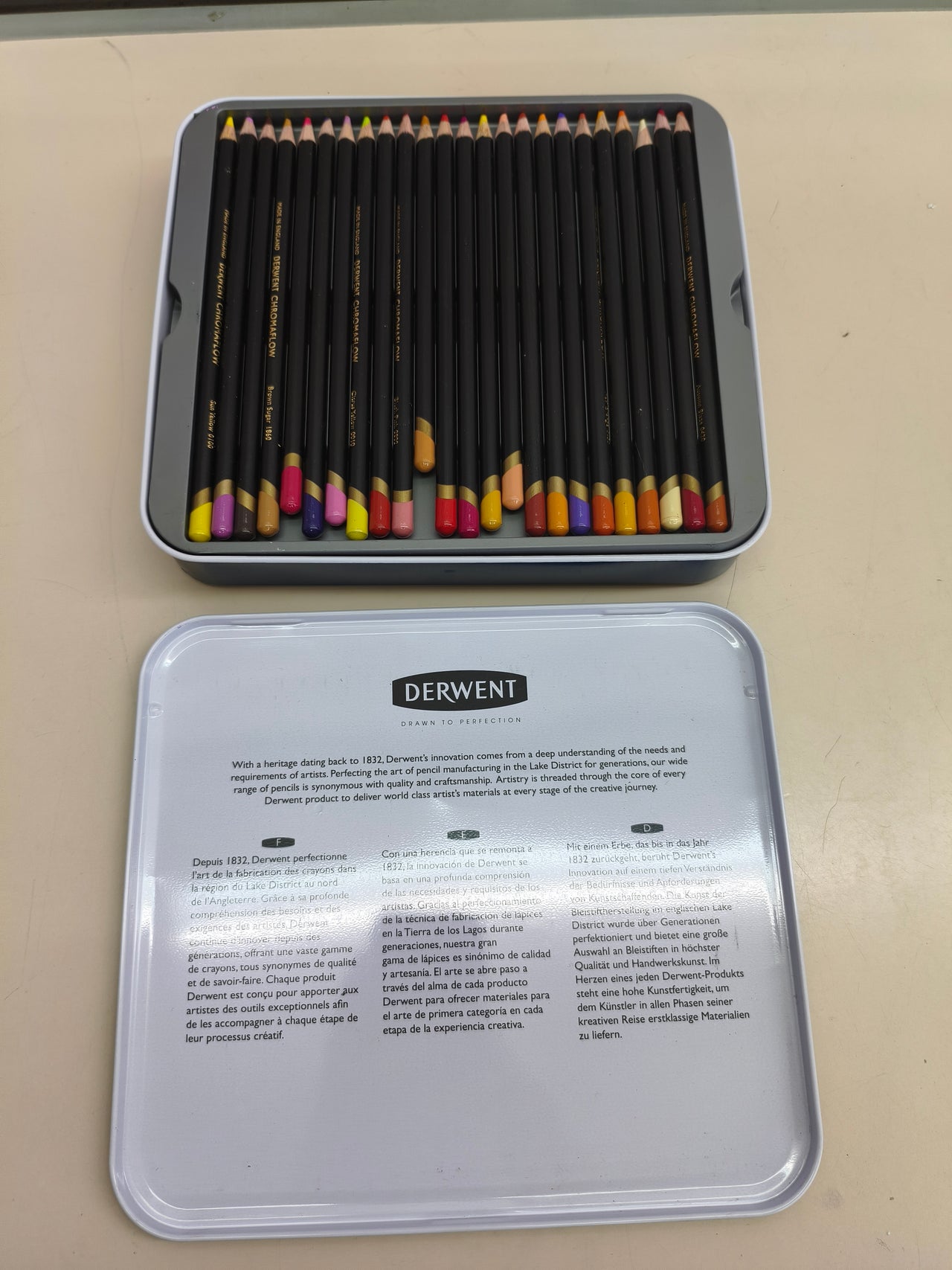 Estuche de 72 lápices de color Derwent Chromaflow calidad profesional