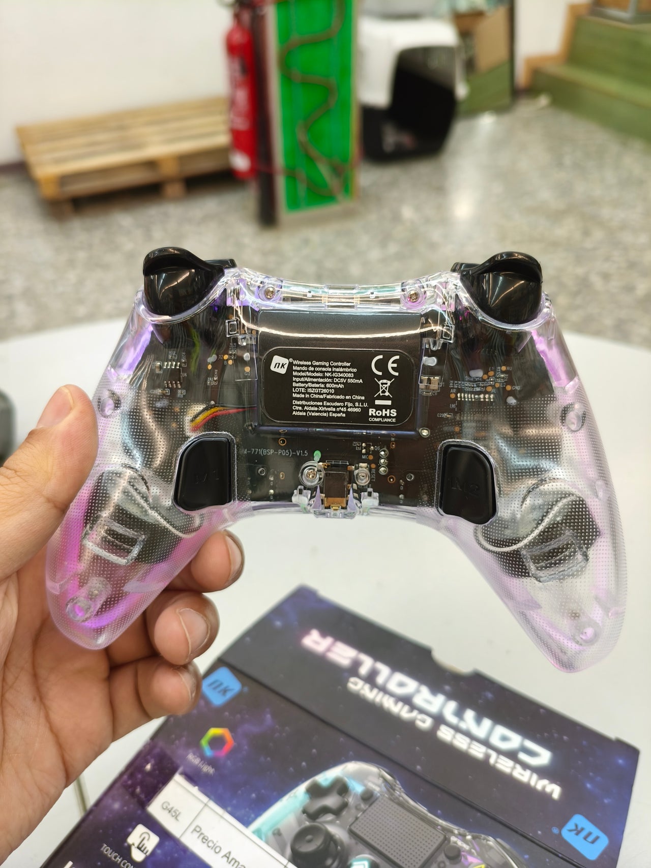 NK Mando para PS4 / PC/Android - Inalámbrico Controller con Vibración, 6 ejes, 2 botones MACRO, 7 Modos de Luz LED, Panel Táctil, Entrada para Auriculares, Cable de Carga incluido - Negro Transparente