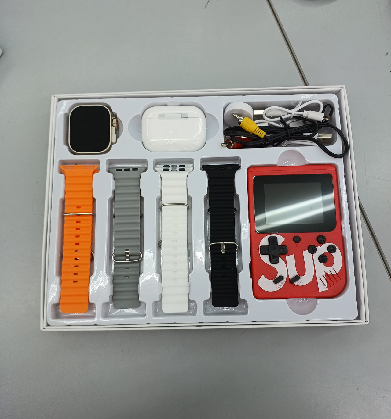 Set 7en1 Reloj Inteligente + Auriculares Inalámbricos, 4 correas para el reloj + Consola