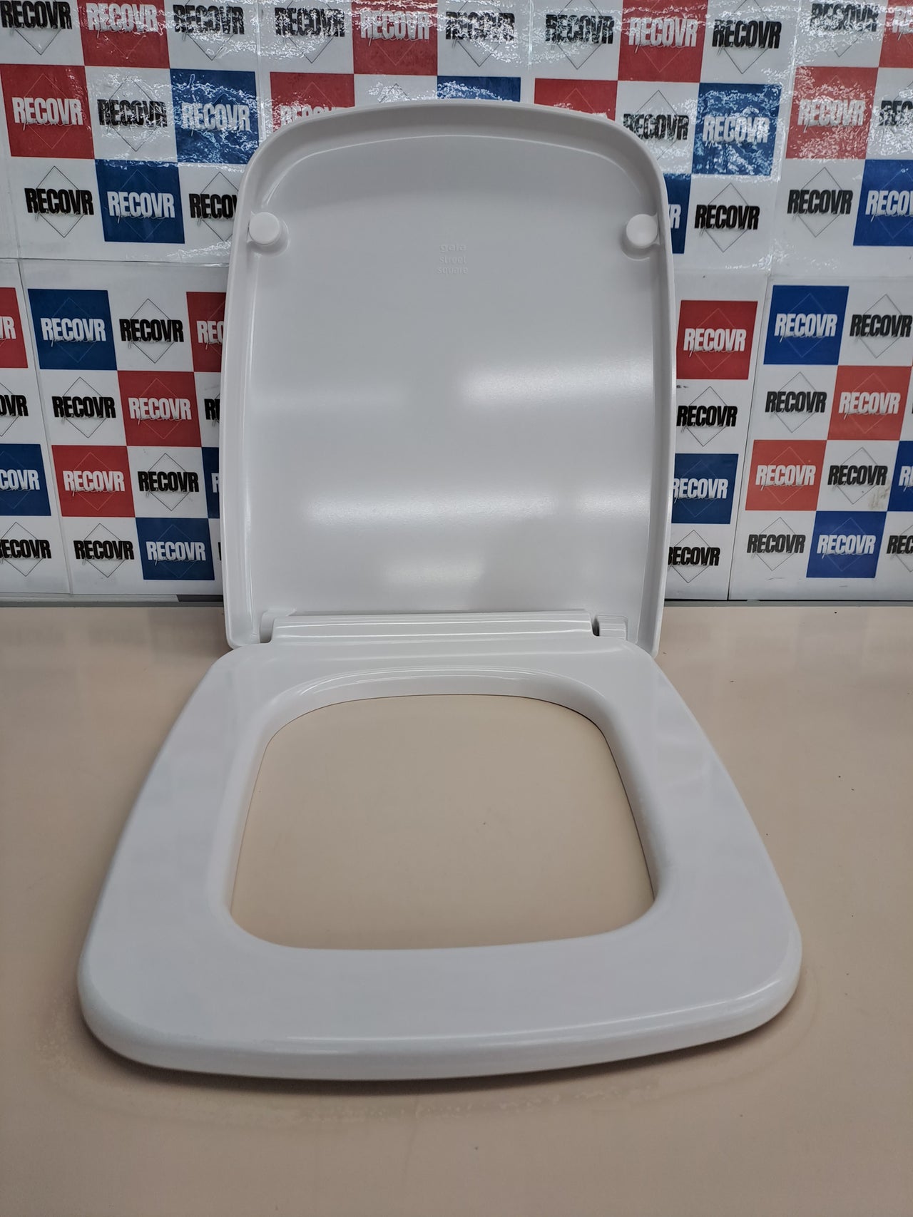 Tapa WC cuadrada con fijación acero – Gala
