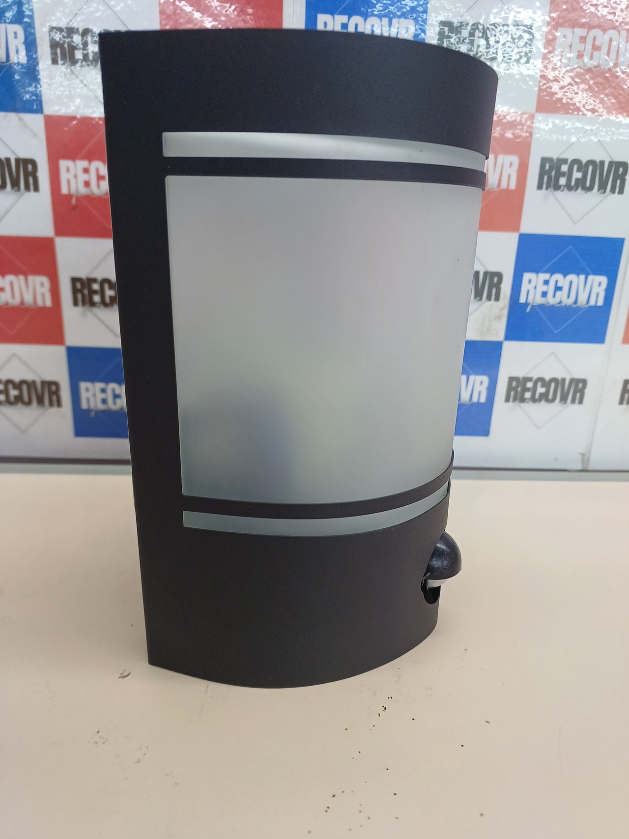 Aplique exterior con sensor movimiento IP44 – Eglo