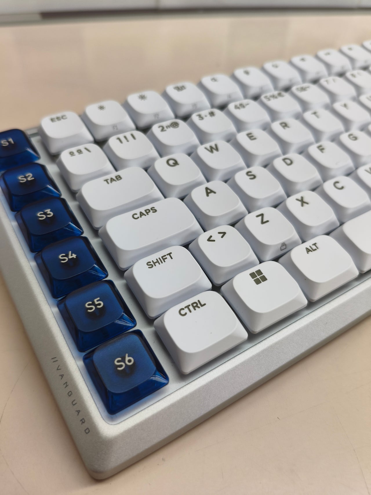 Teclado gaming Corsair VANGUARD Air 99 Wireless RGB blanco