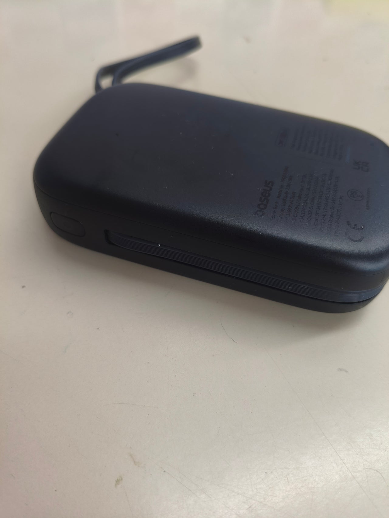 Baseus Powerbank 20.000 mAh, 45 W, con 2 cables USB-C integrados, negro.