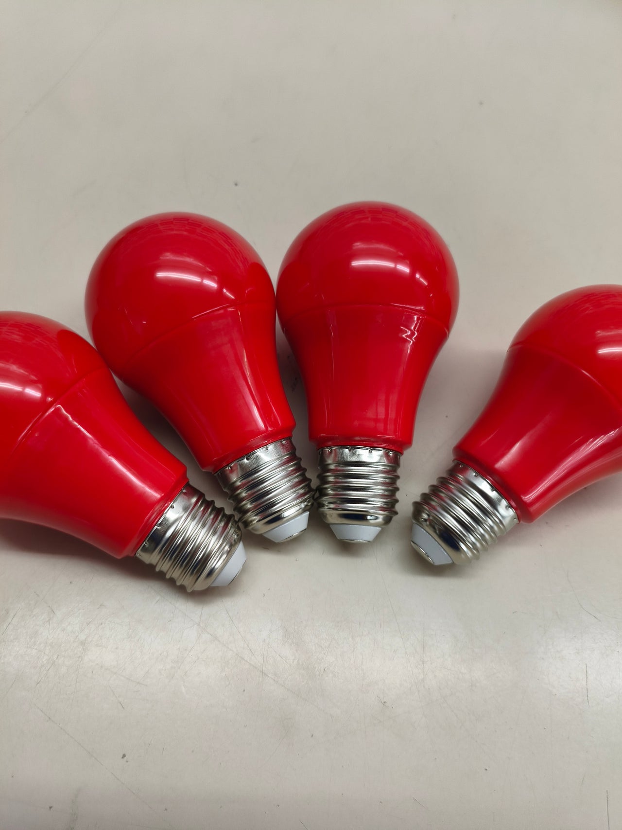 Pack de 4 bombillas LED E27 de colores para decoración y fiestas.
