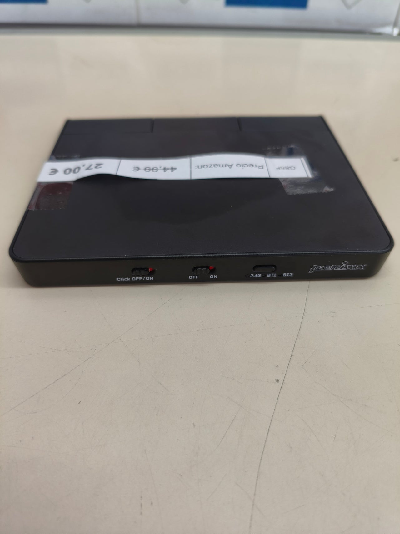 Panel táctil inalámbrico recargable para controlar el ordenador.