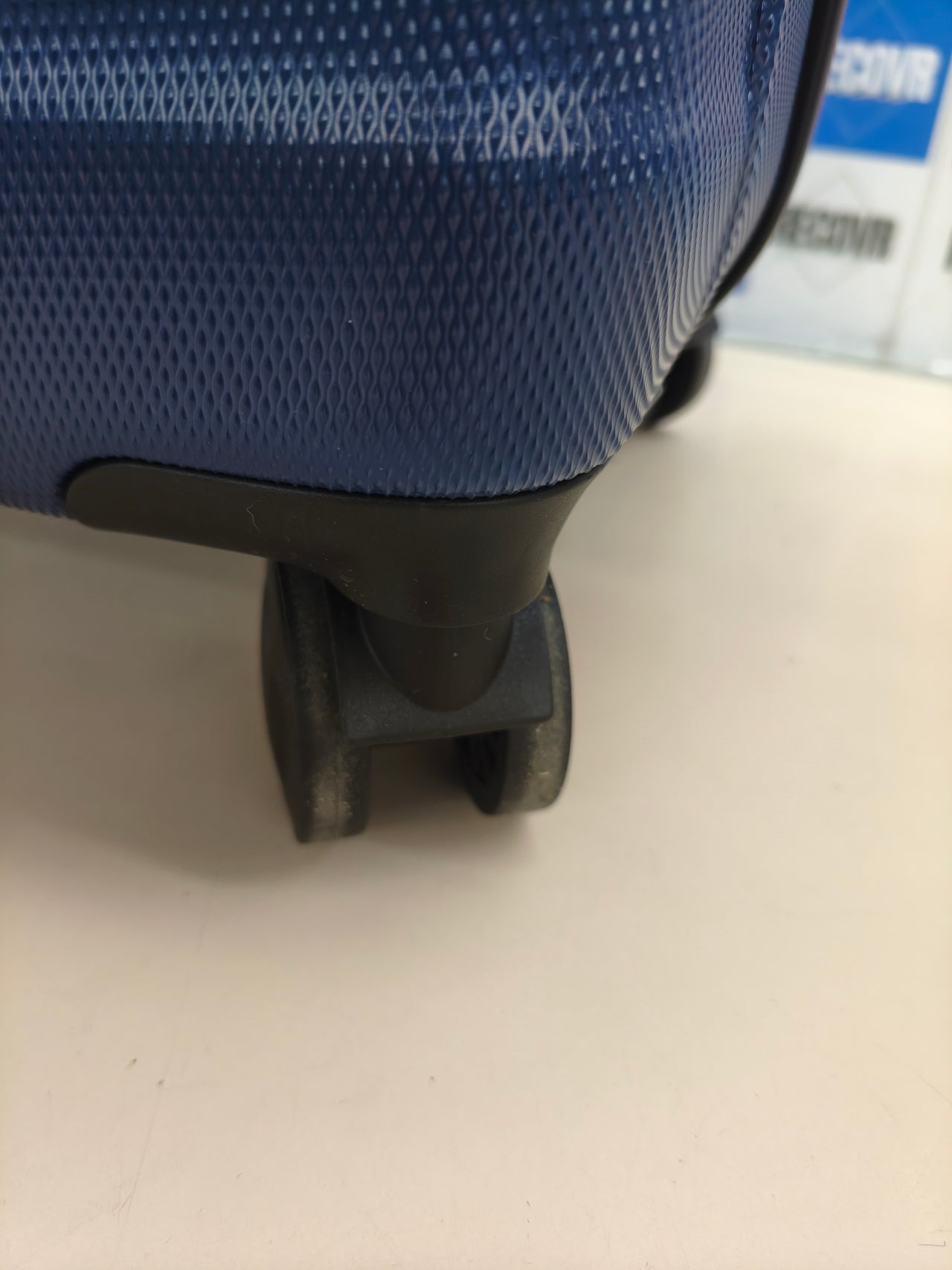 Maleta de viaje rígida de 68 cm.
