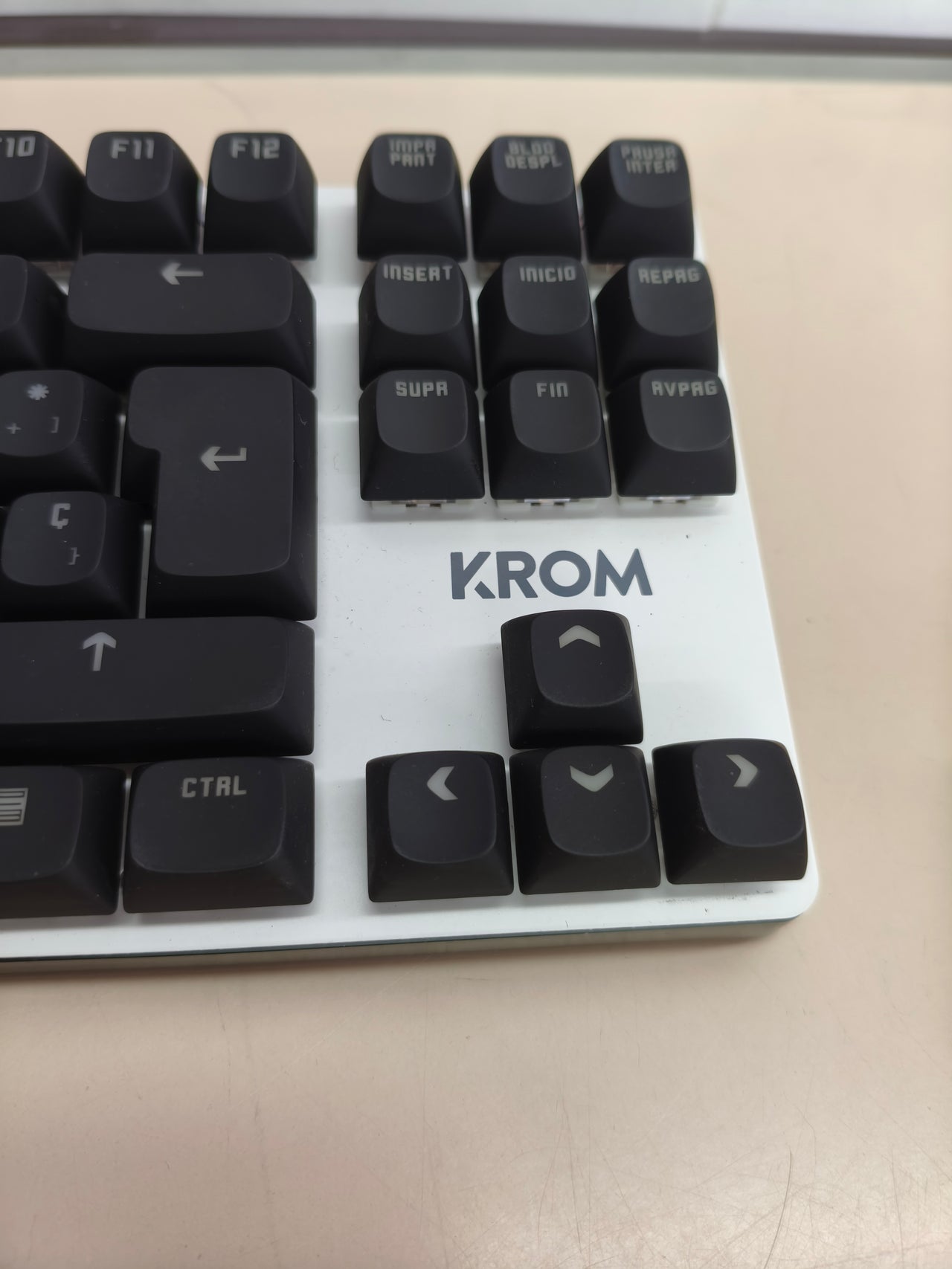 Teclado Gaming mecánico RGB 18 Efectos KROM Kernel Pro
