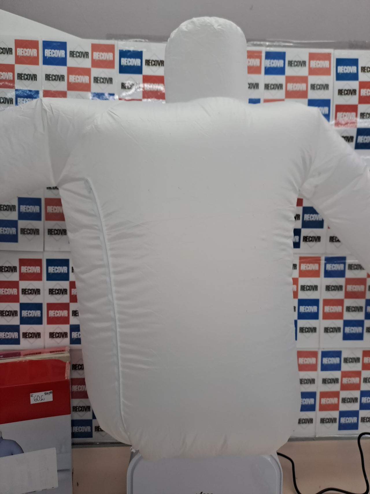 Maniquí de planchado y secado automático para ropa.