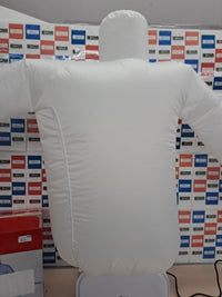 Maniquí de planchado y secado automático para ropa.