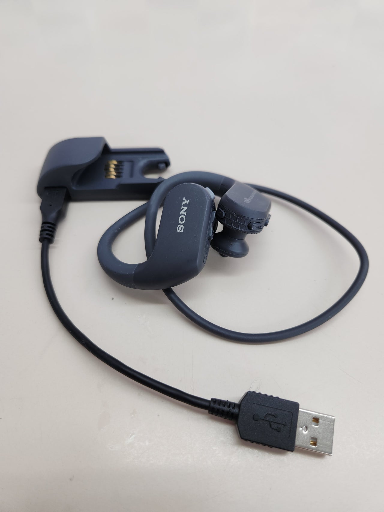 Reproductor MP3 Todo en Uno, 4 GB, Sumergible y Resistente, Negro Sony NW-WS413
