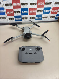 Dron DJI Mini 3 junto con su mando.