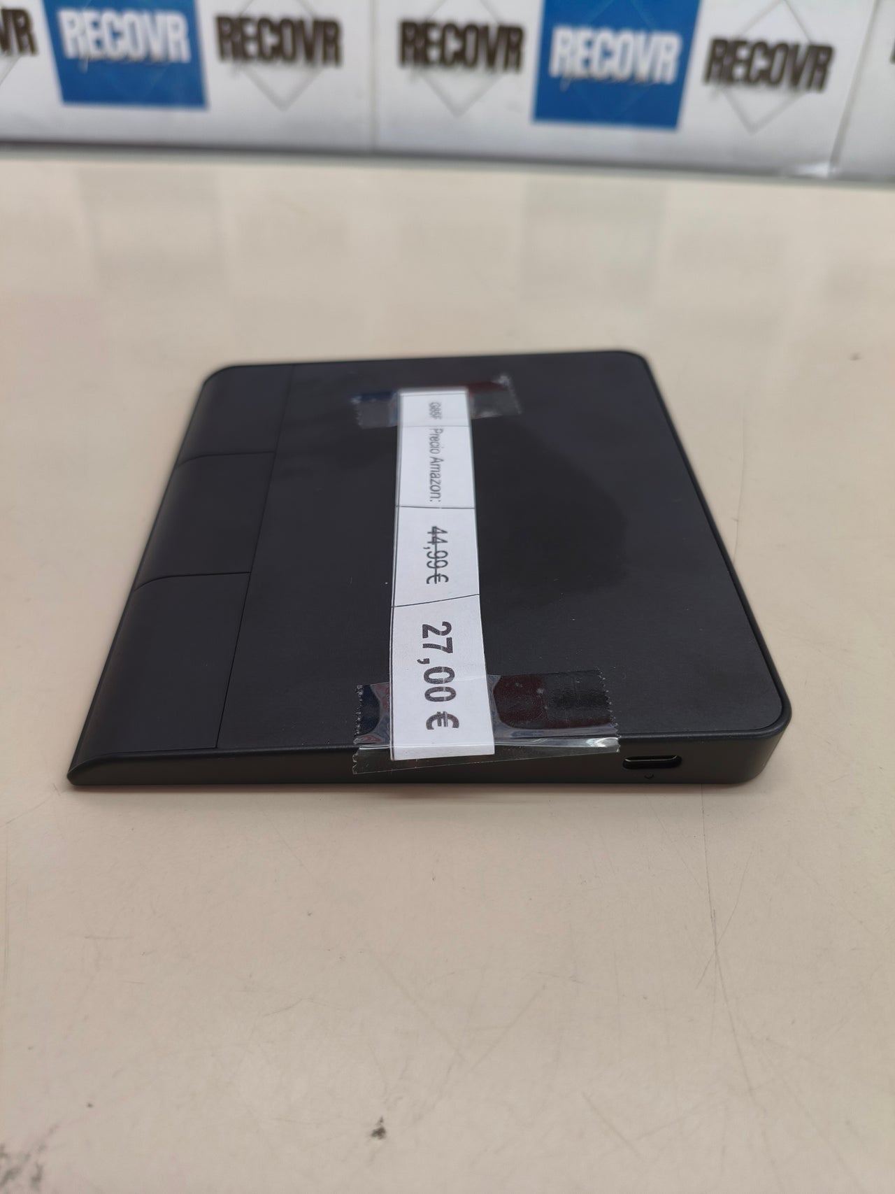 Panel táctil inalámbrico recargable para controlar el ordenador.