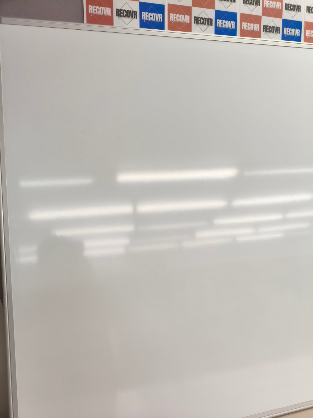 Pizarra blanca magnética OFITURIA 200x100 cm con marco de aluminio lacado
