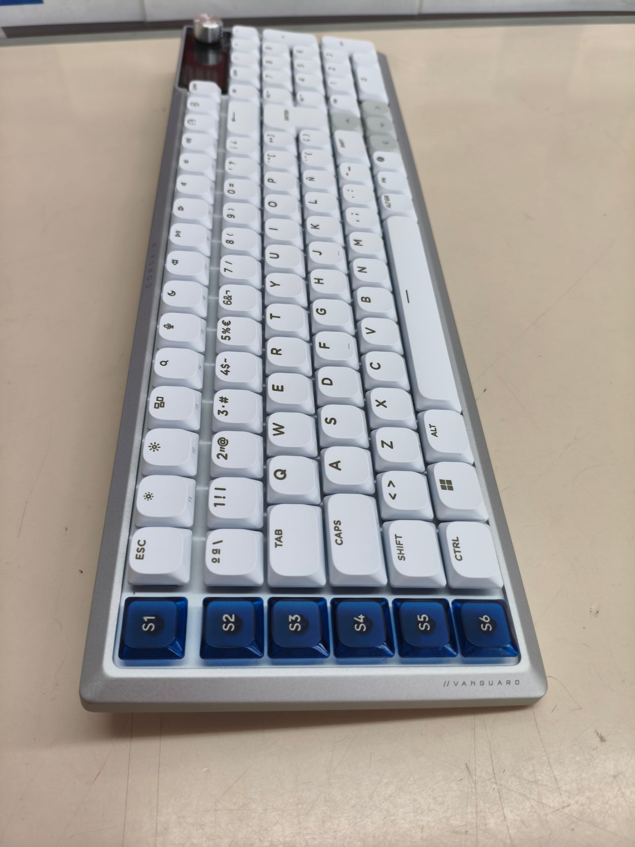 Teclado gaming Corsair VANGUARD Air 99 Wireless RGB blanco