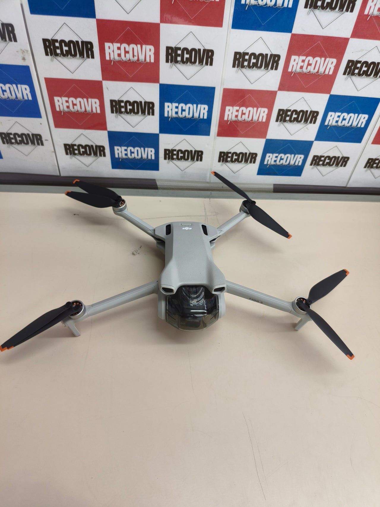 Dron DJI Mini 3 junto con su mando.
