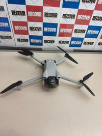 Dron DJI Mini 3 junto con su mando.