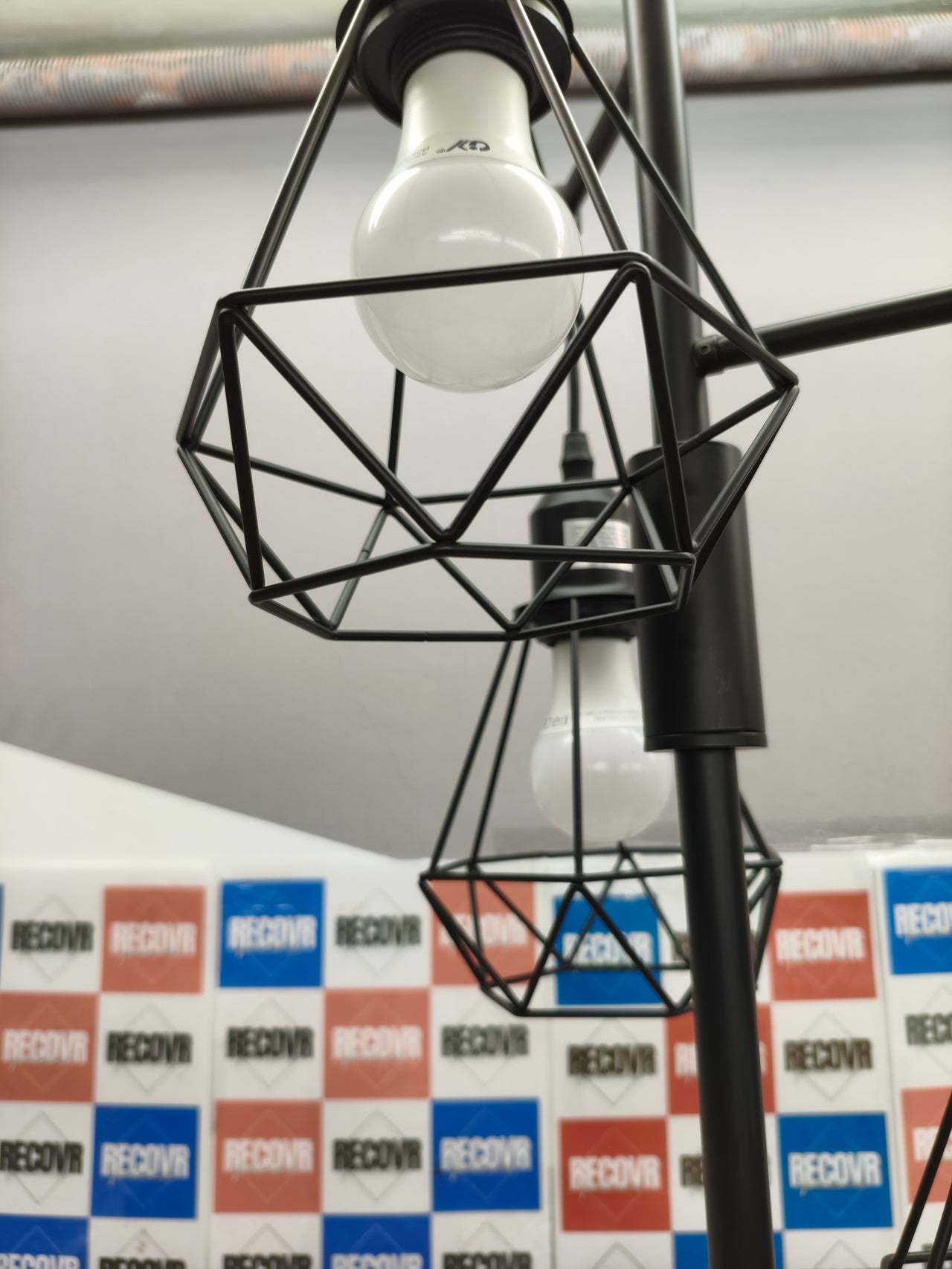 Lámpara de pie LED regulable EDISHINE con 3 luces E27 diseño industrial negro