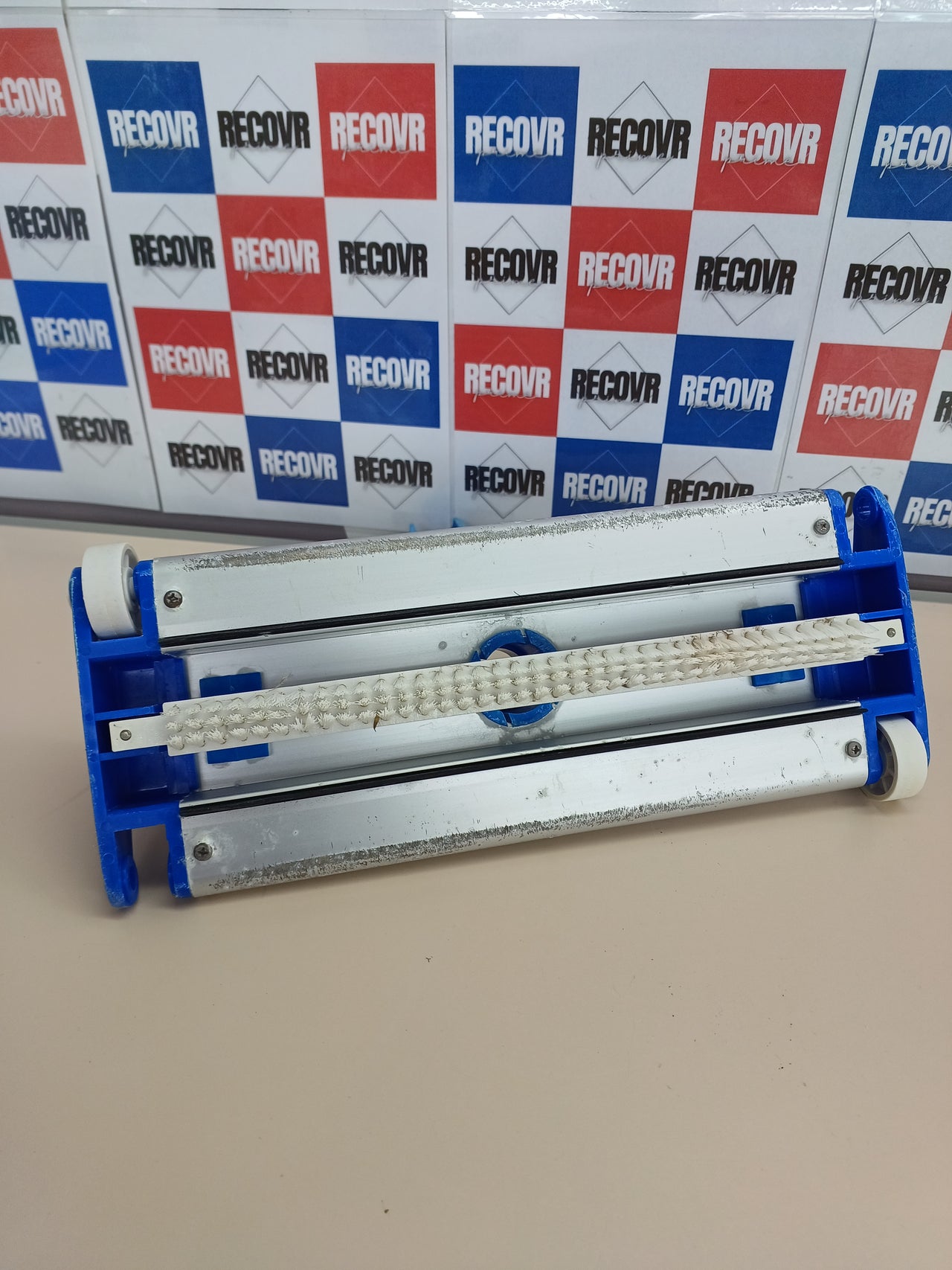 Limpiafondos Manual QP 500340C – Metálico, Cepillo de Nylon, 4 Ruedas, Fijación Clip (Ancho 335 mm)