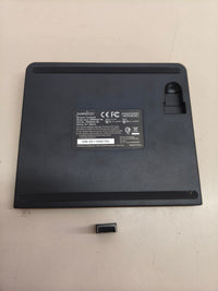 Panel táctil inalámbrico recargable para controlar el ordenador.