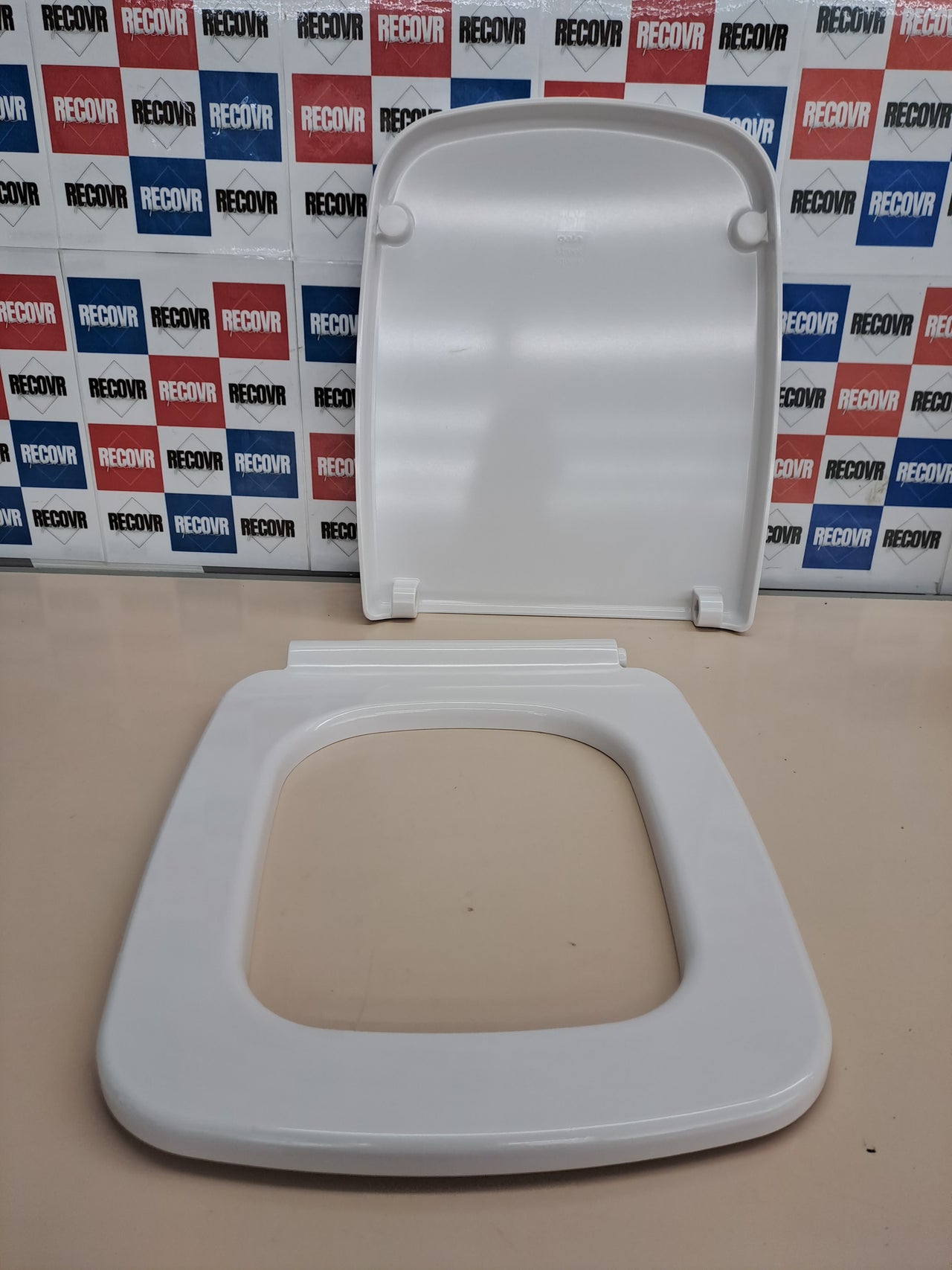 Tapa WC cuadrada con fijación acero – Gala