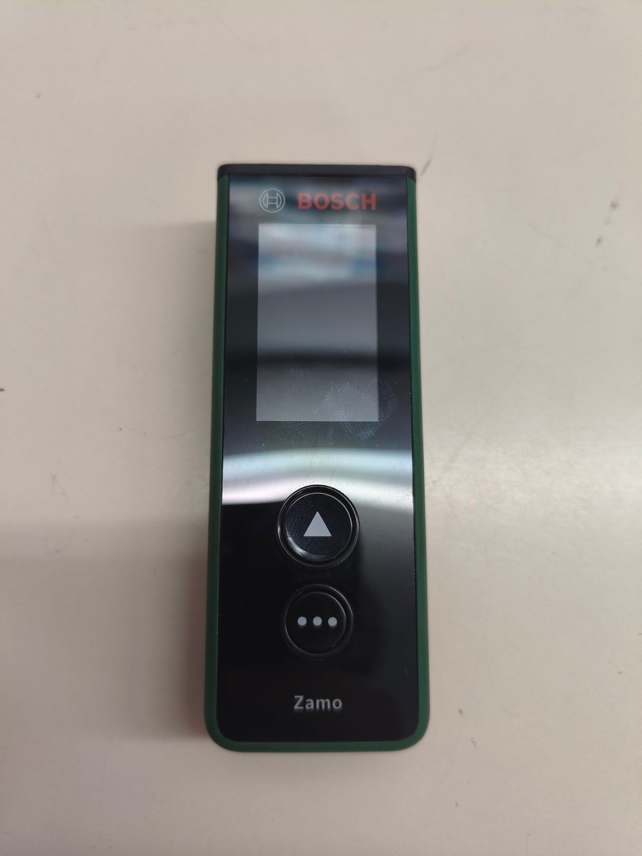 Medidor láser Bosch Zamo 4.ª generación con medición hasta 25 m y carga USB-C®