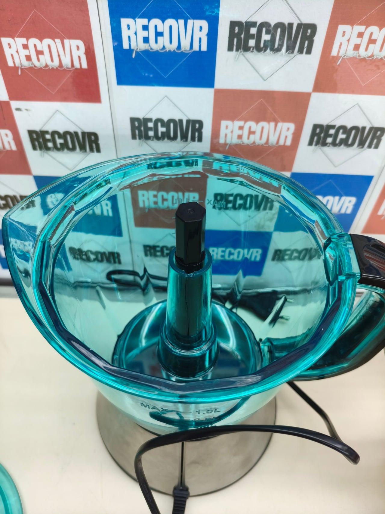 Exprimidor eléctrico de 60 W con 2 conos.