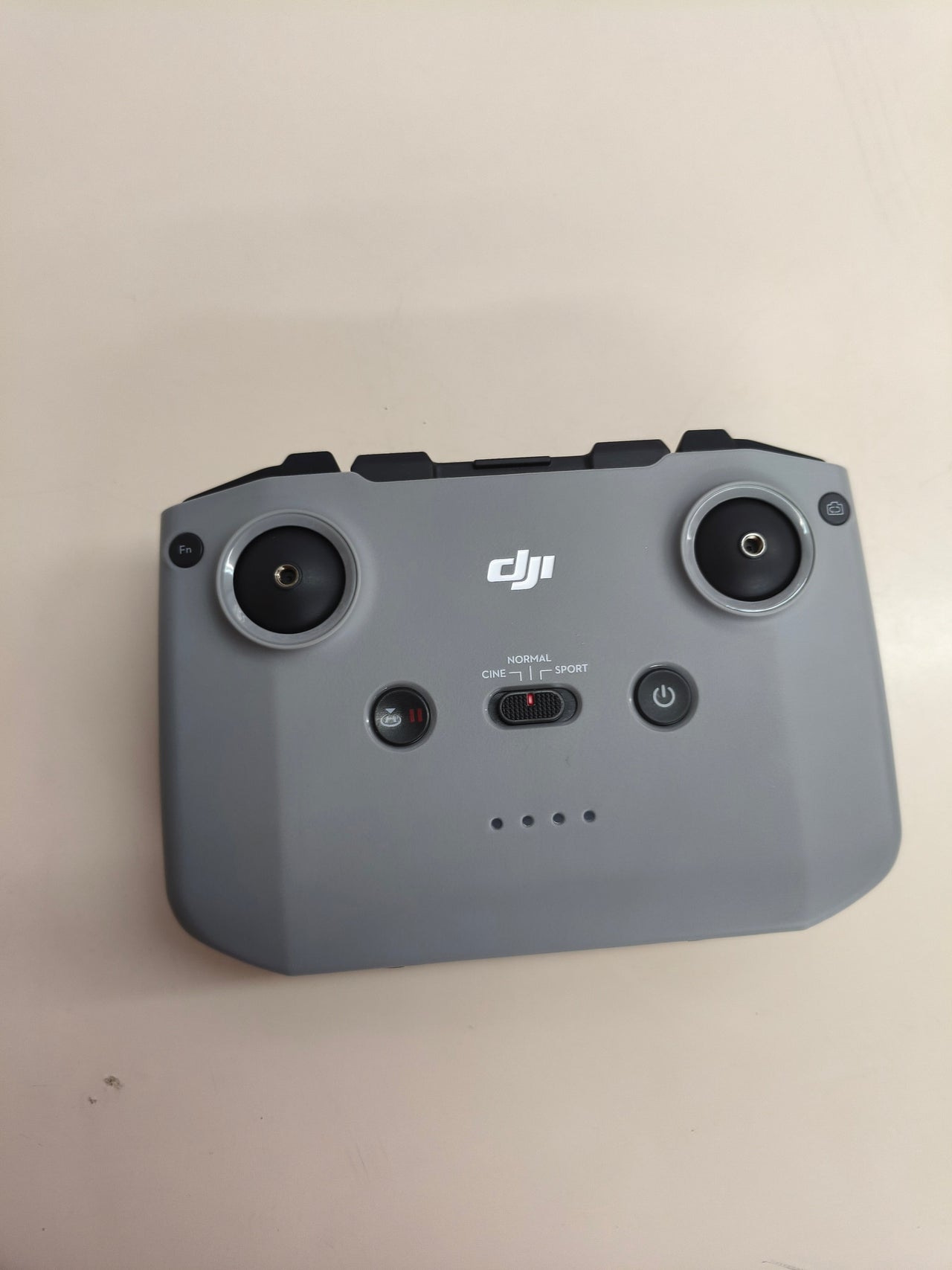 Dron DJI Mini 3 junto con su mando.