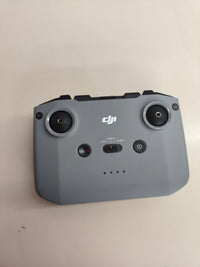 Dron DJI Mini 3 junto con su mando.