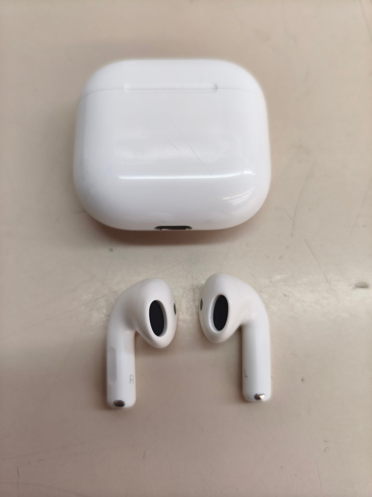 Apple AirPods 4, Bluetooth, Audio Espacial, USB-C, hasta 24 h