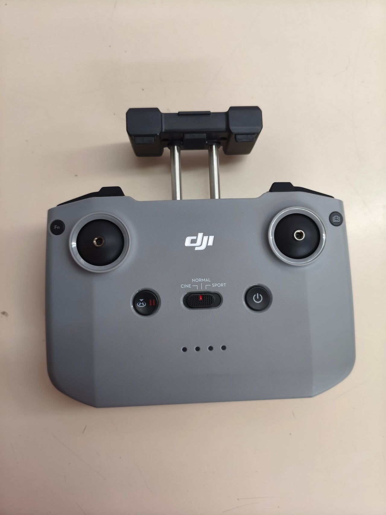 Dron DJI Mini 3 junto con su mando.