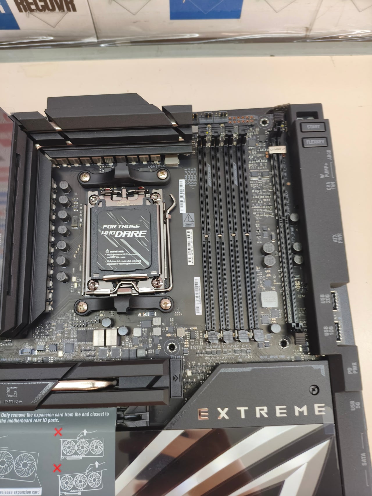 ASUS ROG Crosshair X870E Extreme, placa base AMD E-ATX, DDR5, PCIe 5.0, 5 M.2, Wi-Fi 7, LCD 5"