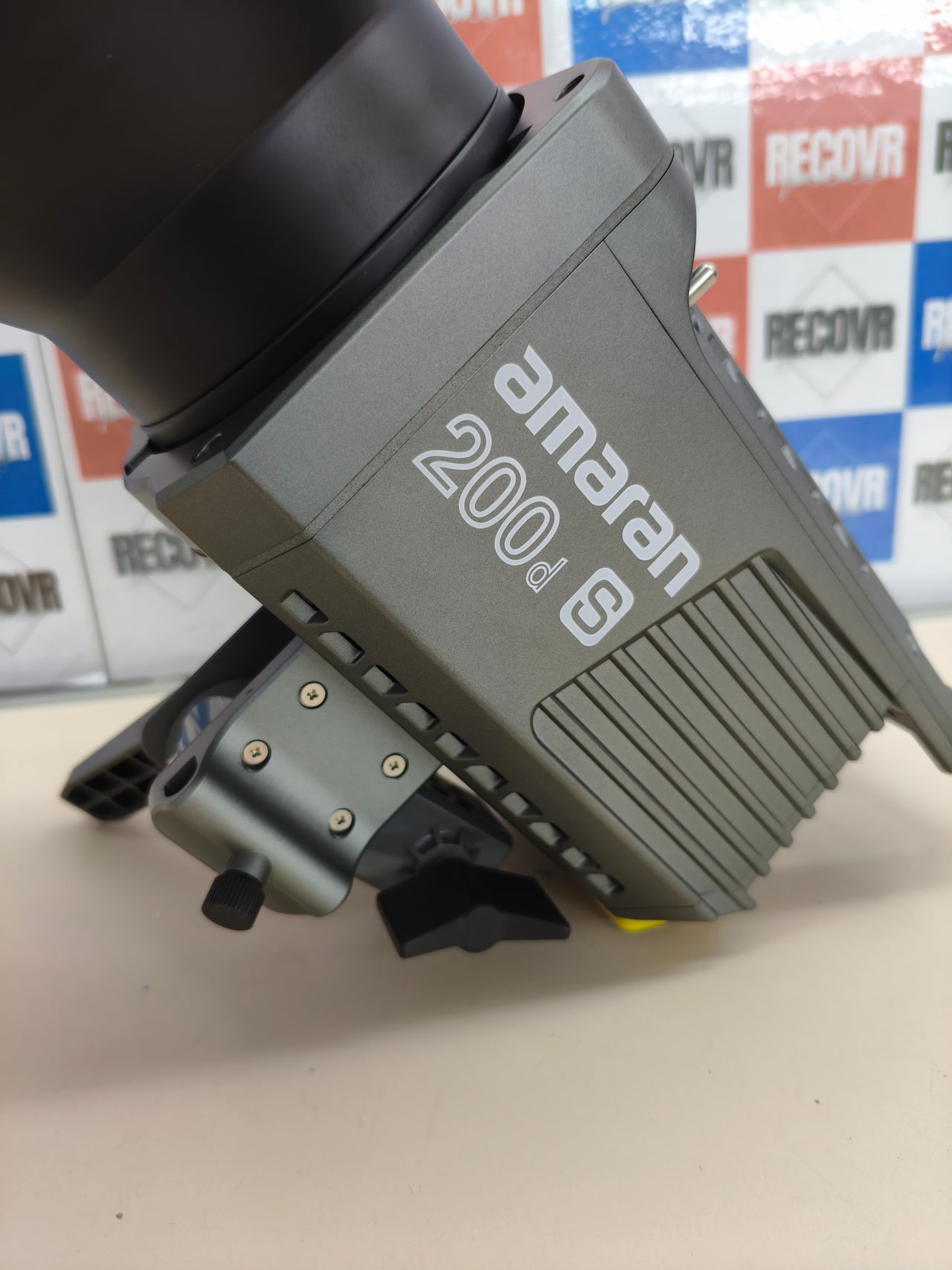 Foco LED Aputure Amaran 200d COB 200 W