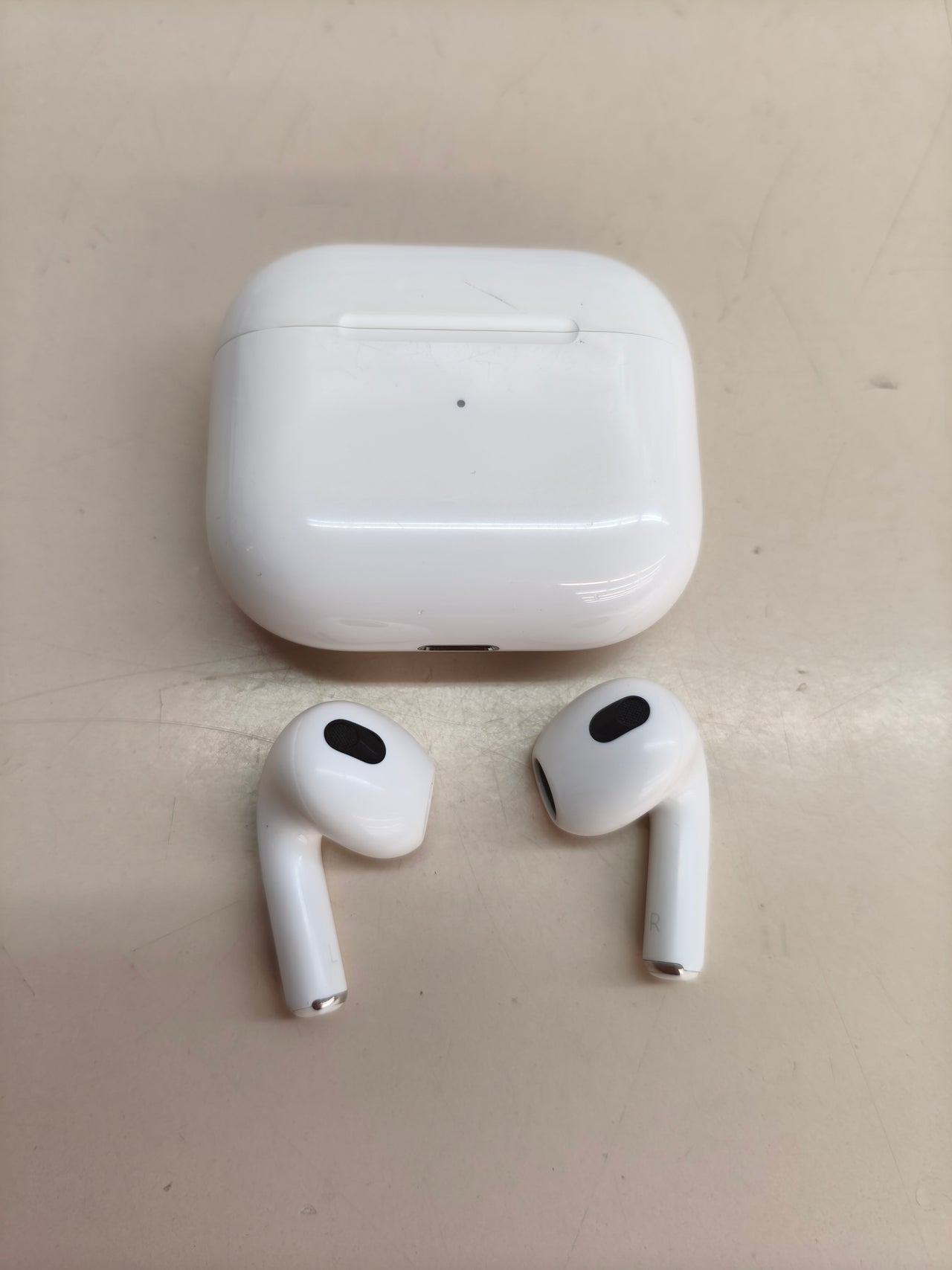 Apple AirPods 3.ª generación, estuche de carga Lightning