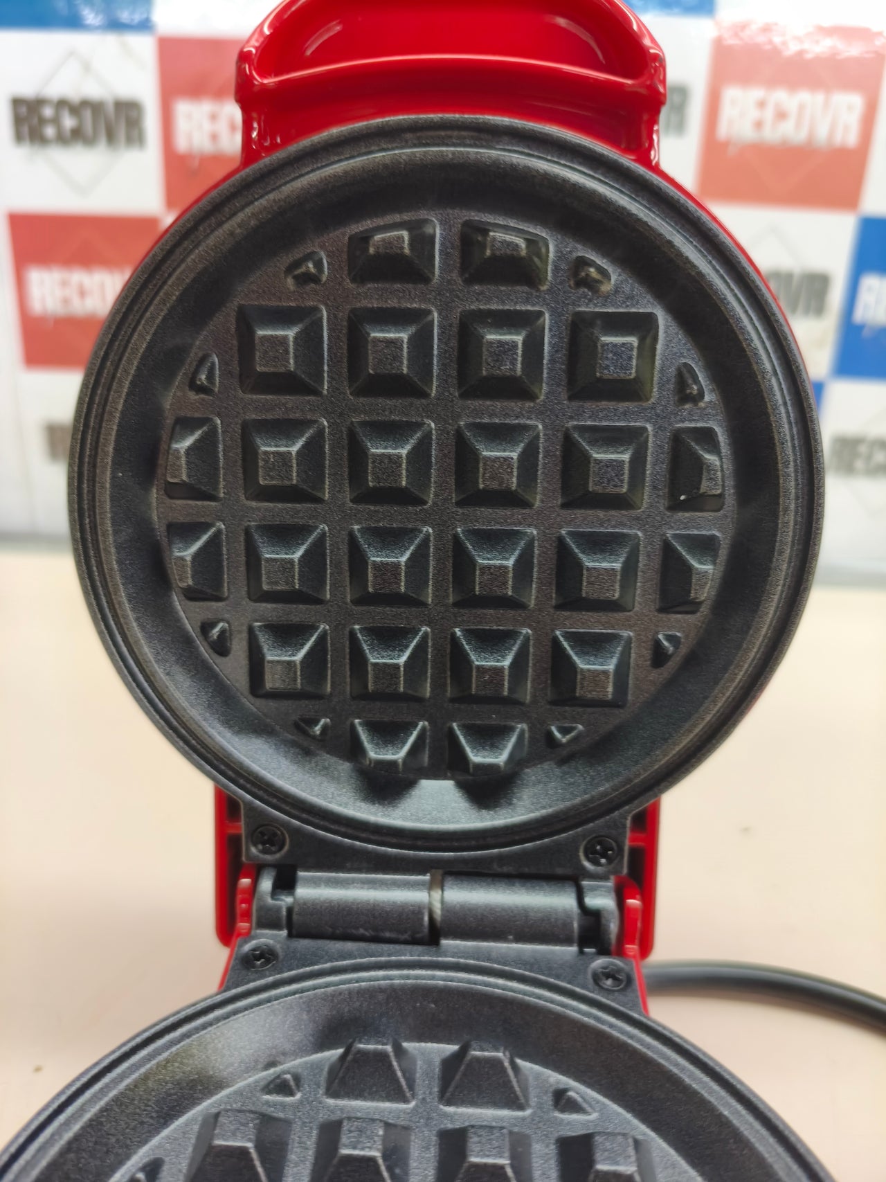 Mini gofrera de 550 W con placas antiadherentes.