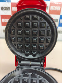 Mini gofrera de 550 W con placas antiadherentes.
