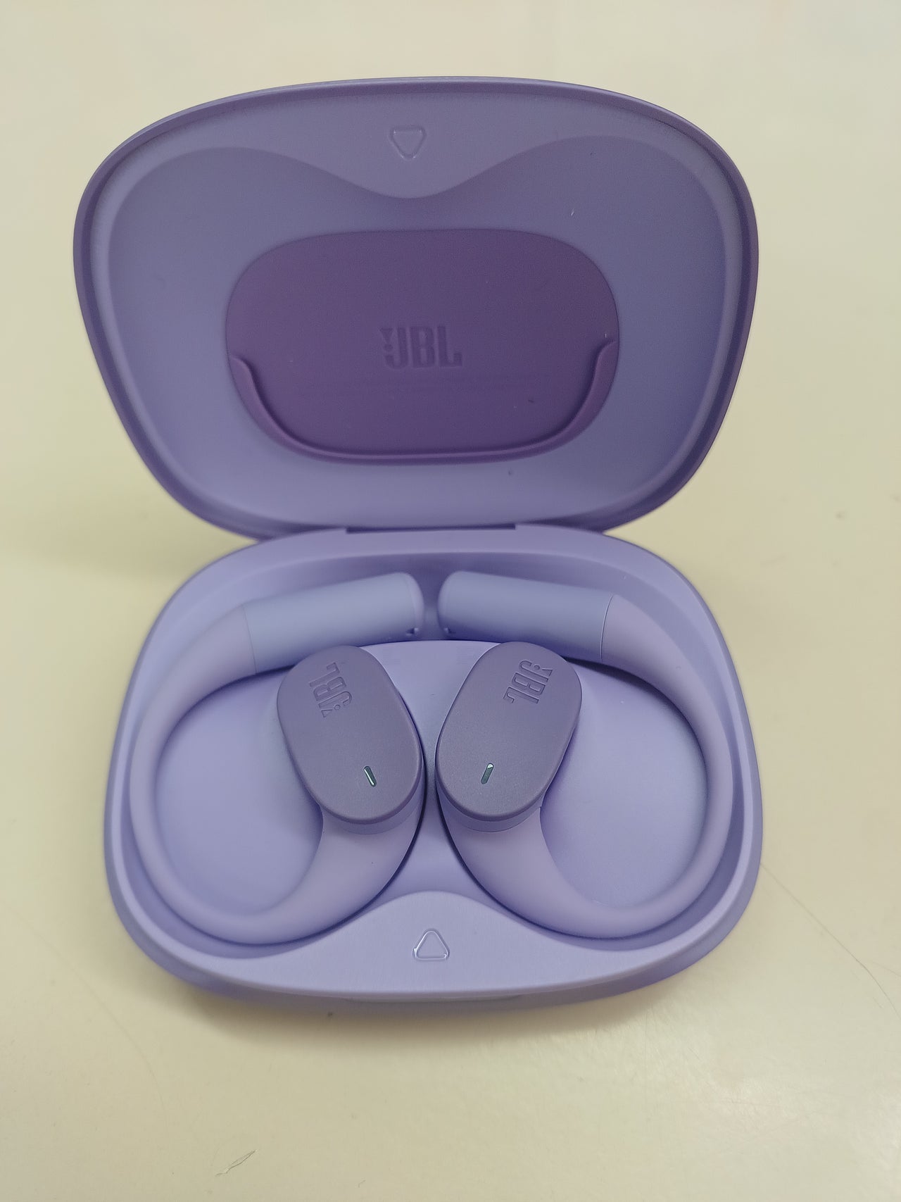 Auriculares inalámbricos abiertos JBL Sense Lite violeta con gancho para oreja