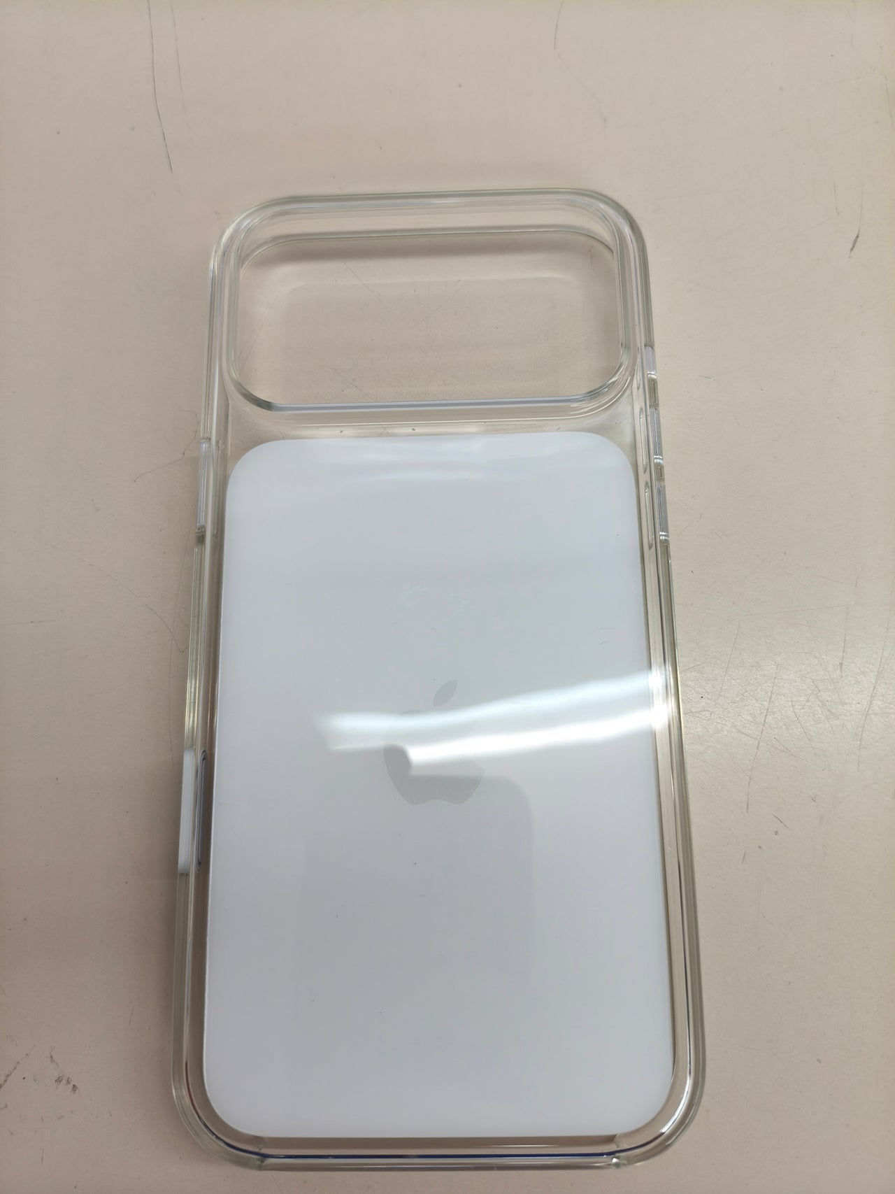 Funda transparente Apple con MagSafe para iPhone 17 Pro Max.