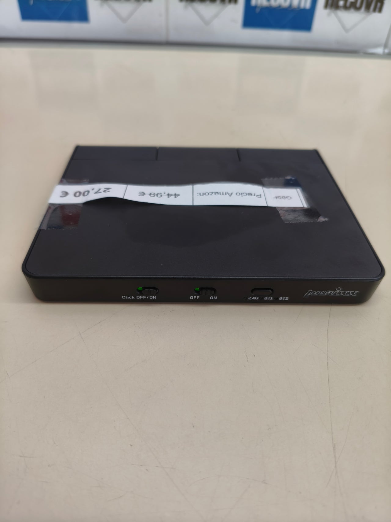 Panel táctil inalámbrico recargable para controlar el ordenador.