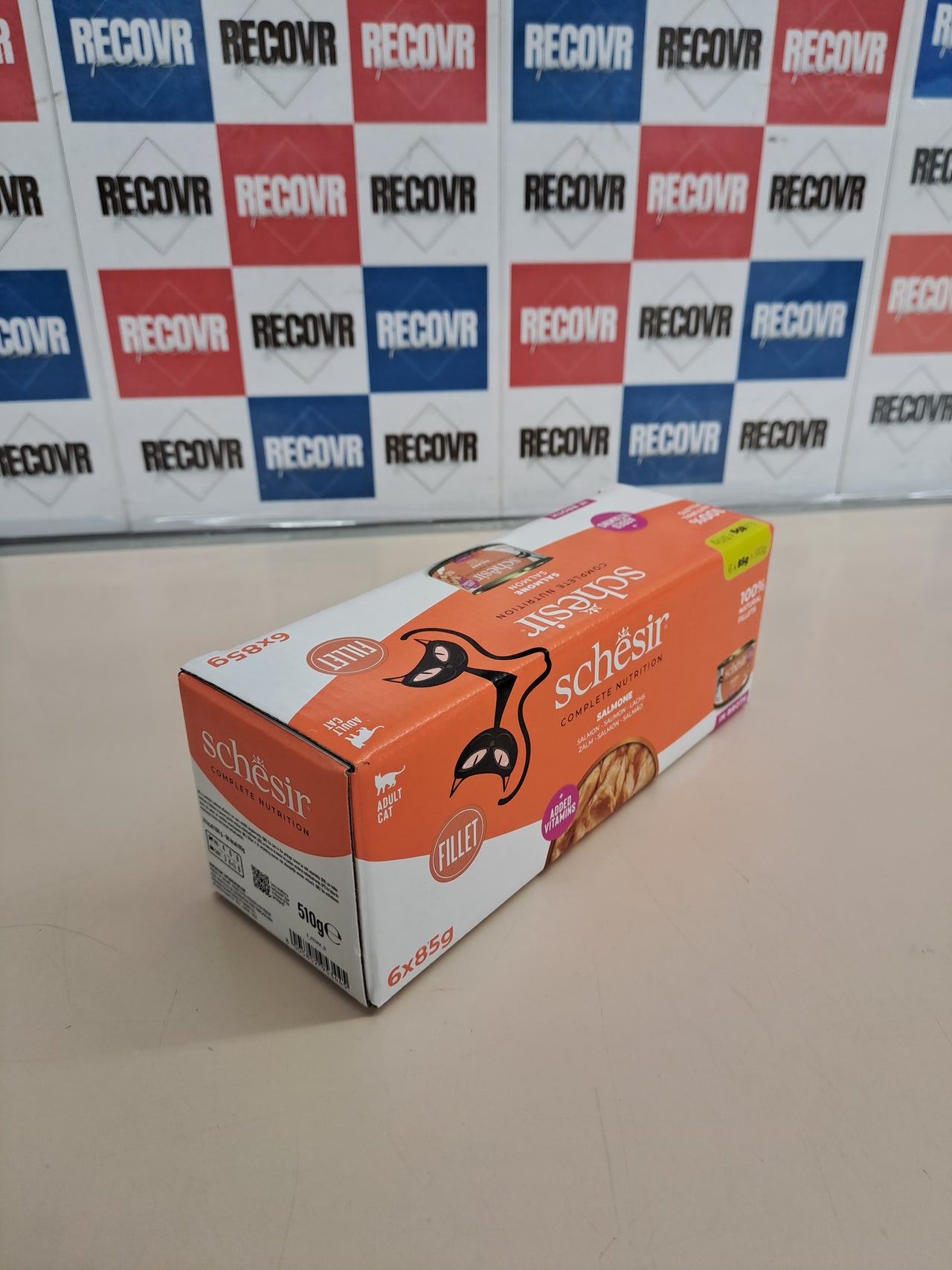 Comida húmeda completa para gatos con salmón en caldo (6 latas de 85 g).