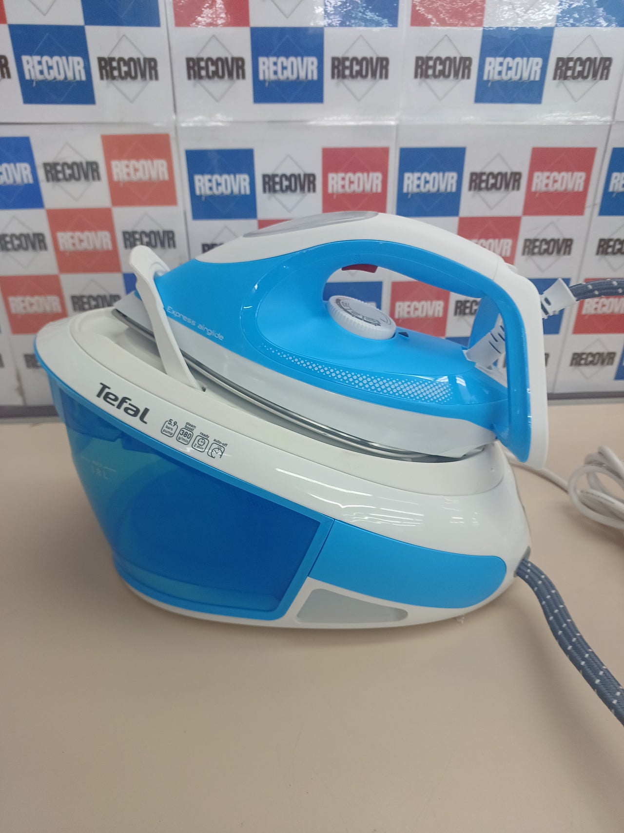 Centro de planchado Tefal Express Airglide con golpe de vapor de 380 g/min