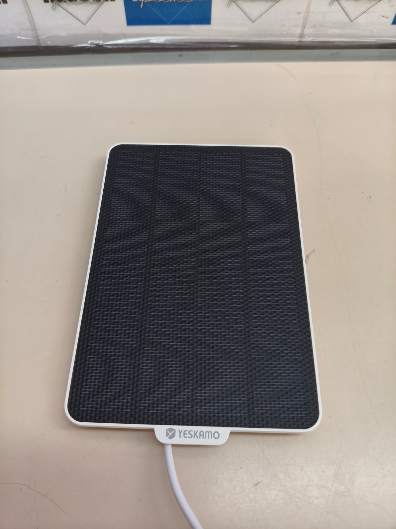Cámara de vigilancia exterior WiFi 2K YESKANO con panel solar, PTZ 360° e IP66