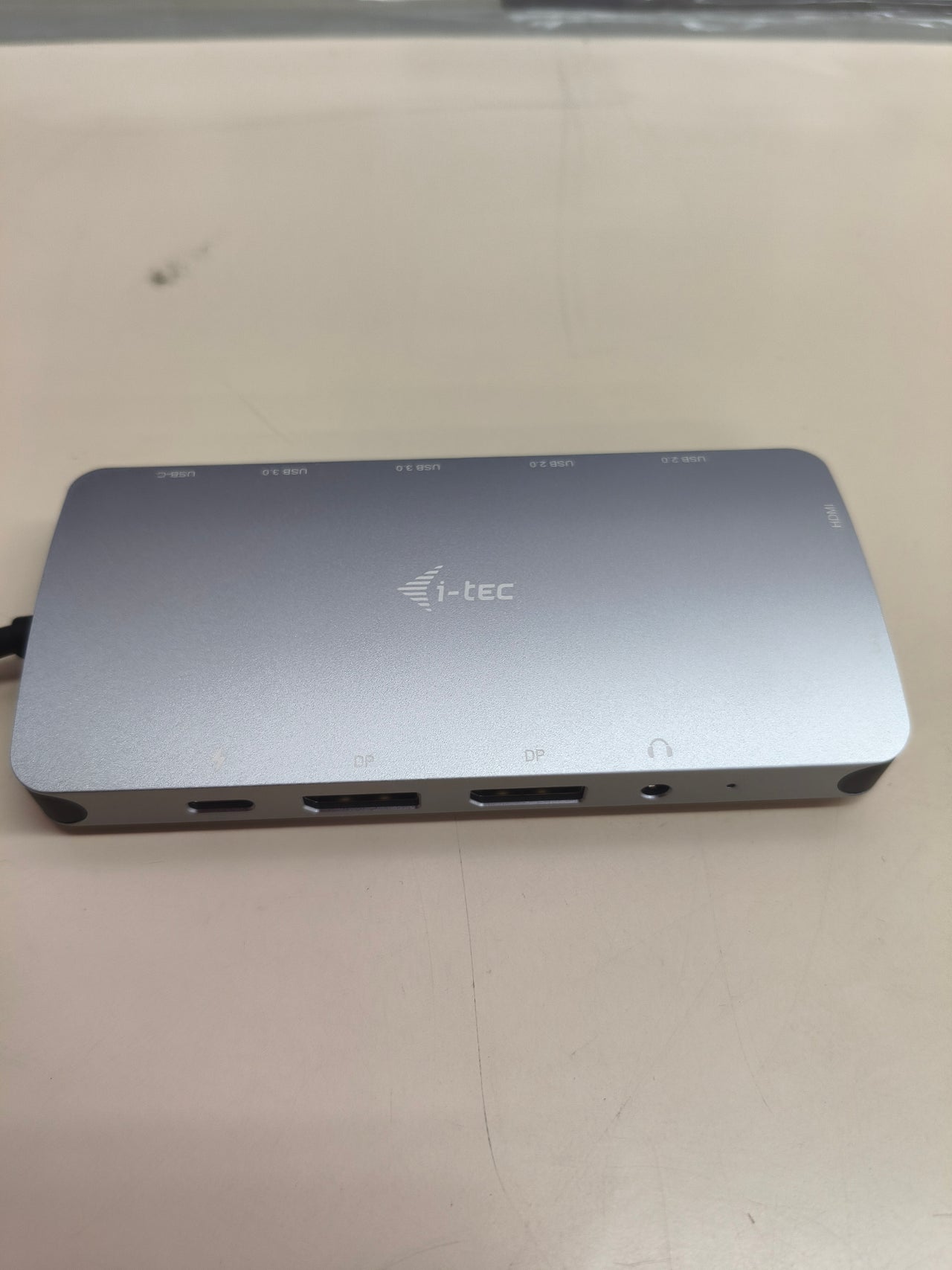 Dock USB-C para portátil con soporte para 3 pantallas