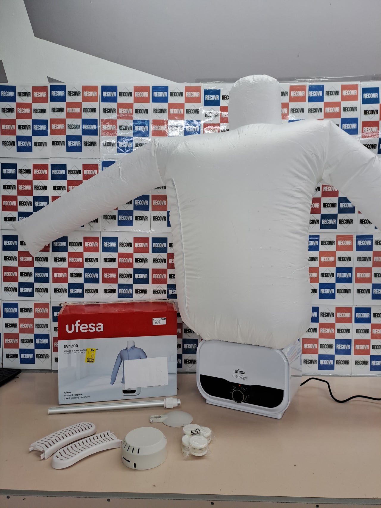 Maniquí de planchado y secado automático para ropa.